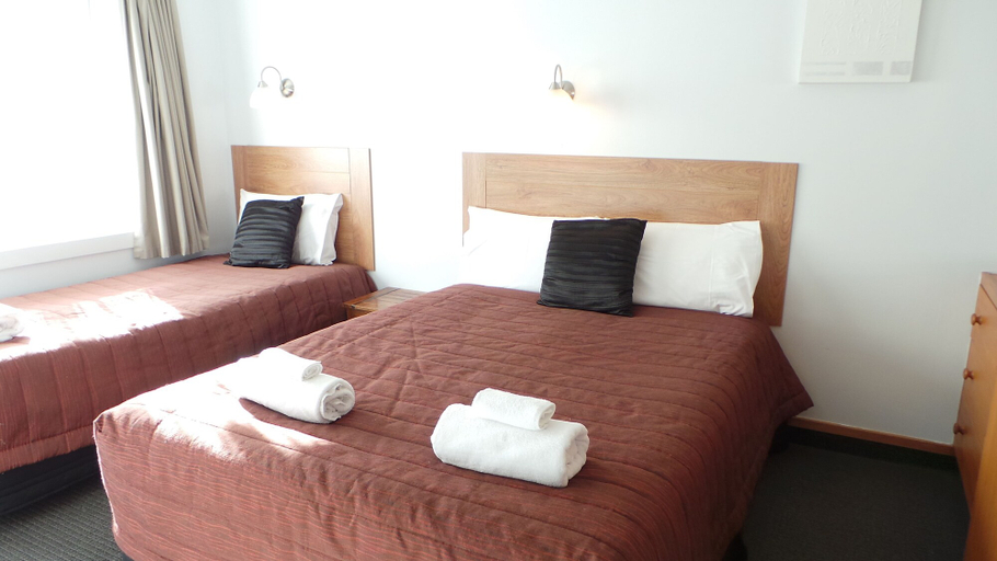 Bedroom 2, Owens Motel, Dunedin