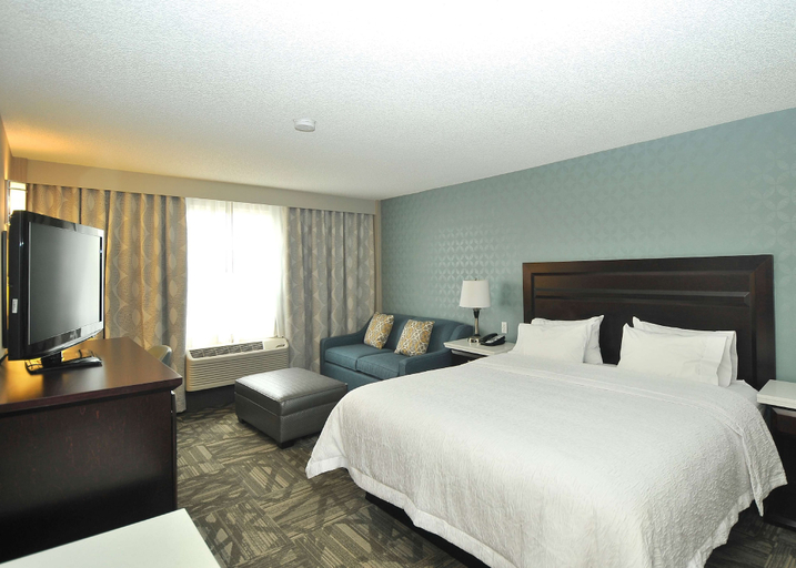 Bedroom 3, Hampton Inn & Suites by Hilton Calgary-Airport, Division No. 6