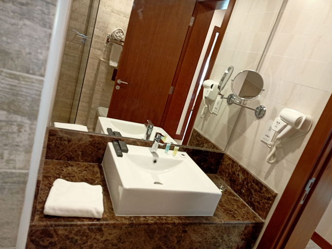 Bathroom 5, Grand Tourist Hotel, Bausher