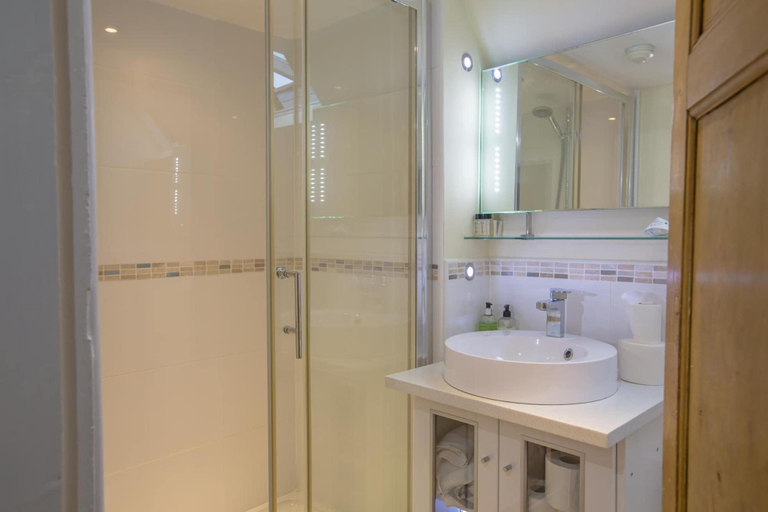 Bathroom 4, Drovers Bed & Breakfast, Carmarthenshire