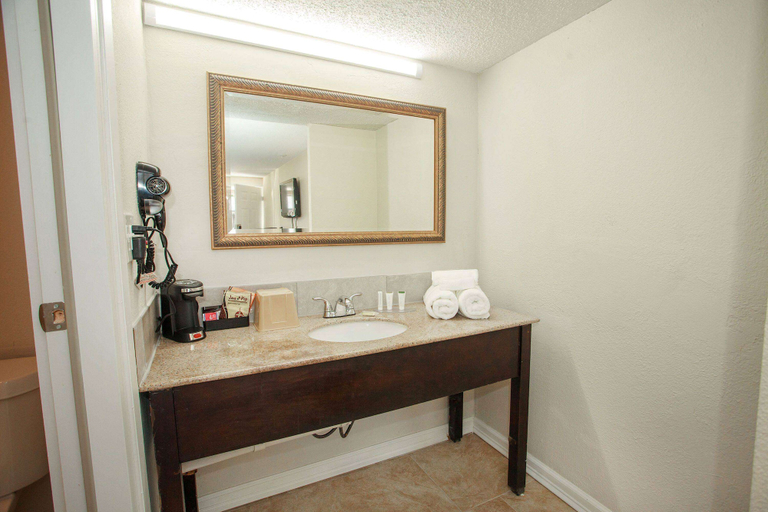 Bathroom 4, Travelodge by Wyndham Macon West, Bibb