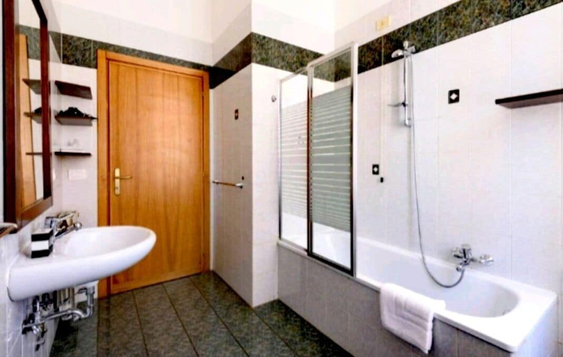 Bathroom 3, La Piccola Locanda, Siena