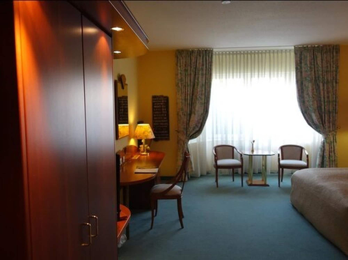 Bedroom 4, Parkhotel Dallgow, Havelland