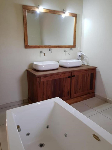Bathroom 5, Emeraude Lodge, Diana