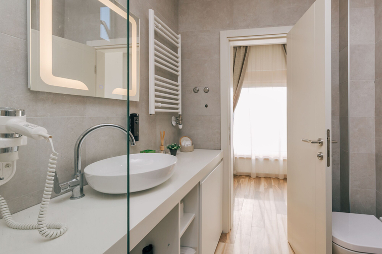 Bathroom 5, Villa Royal Apartments