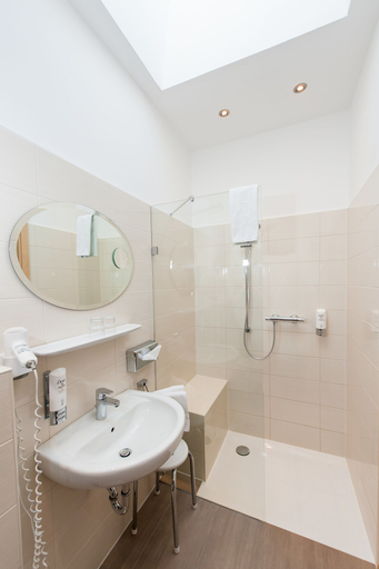 Bathroom 4, Komforthotel Butjadinger Tor, Wesermarsch