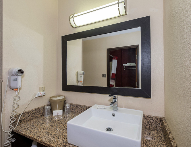 Bathroom 4, Red Roof Inn & Suites Hermitage, Mercer