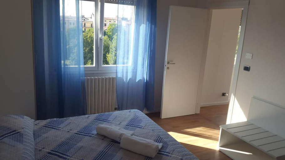 Bedroom 4, Vroom510, Verona