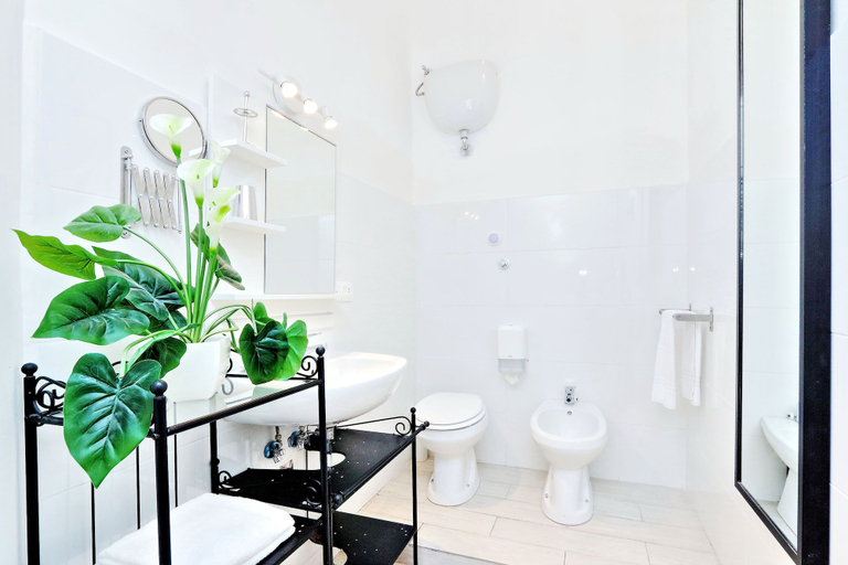 Bathroom 5, Lucky Home, Rome