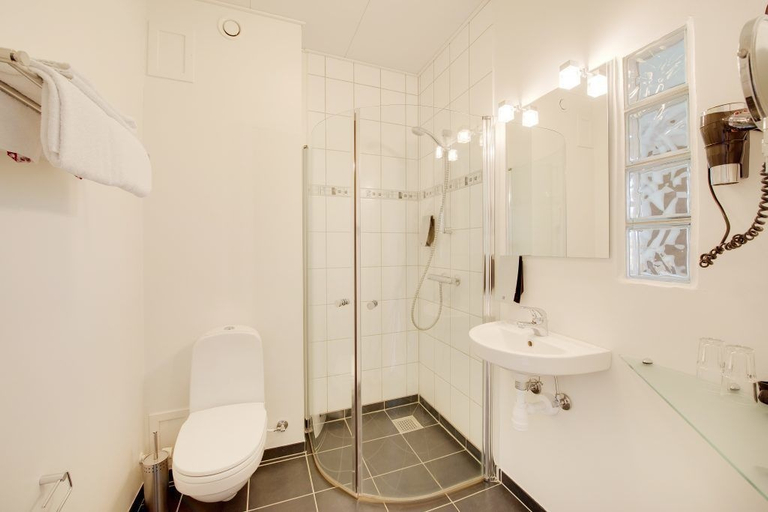 Bathroom 4, Hotel Jernbanegade, Herning