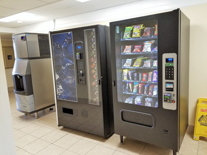 Food & Drinks 5, Super 8 by Wyndham Des Moines, Polk
