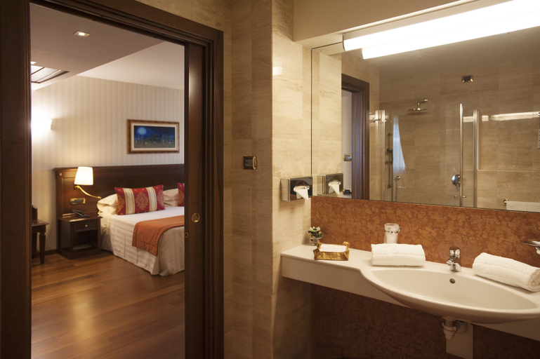 Bathroom 4, Hotel Calissano, Cuneo
