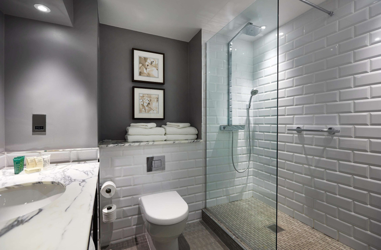 Bathroom 5, DoubleTree by Hilton St. Anne's Manor, Wokingham