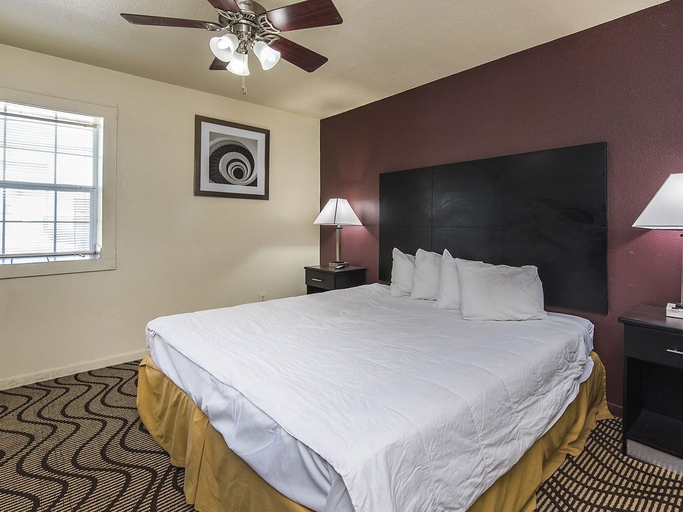 Bedroom 5, Relax Inn, Travis
