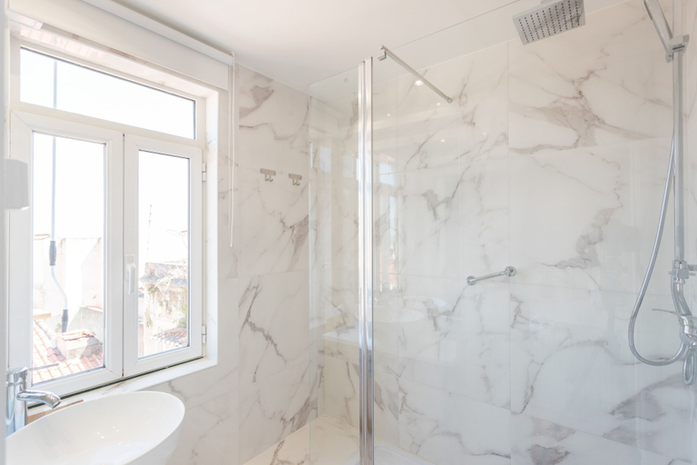 Bathroom, Alfama Vintage Studio Apartment w/ RiverView - by LU Holidays, Lisbon
