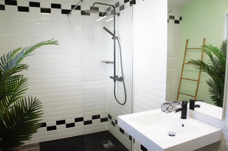Bathroom 5, Le Dortoir des Templiers, Pas-de-Calais