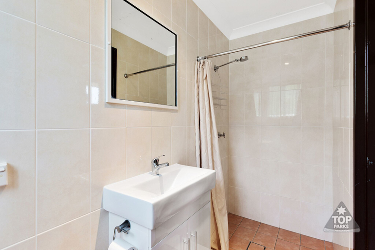 Bathroom 2, Fossicker Caravan Park, Glen Innes Severn