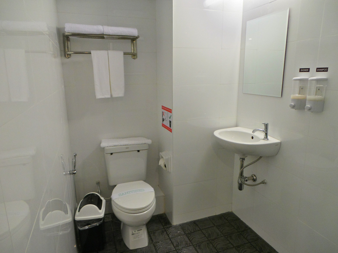 Bathroom 4, Clover City Center Plus Hotel, Yangon