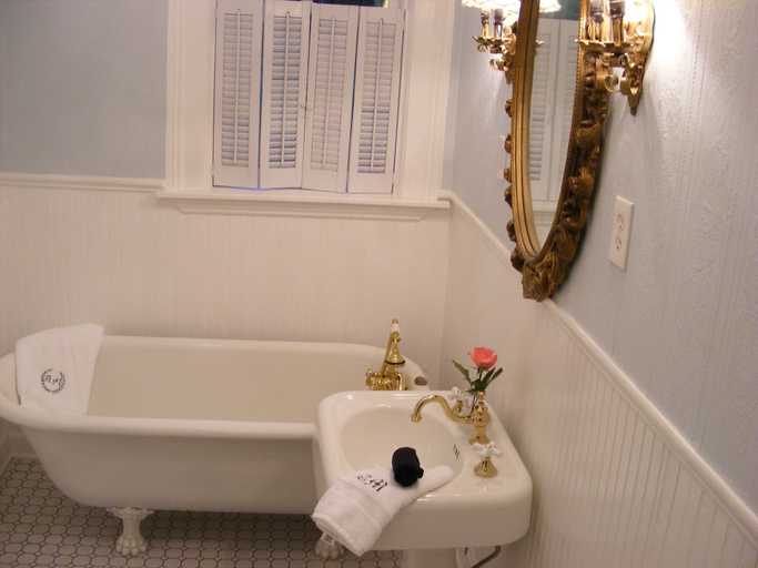 Bathroom 4, Adair Manor Bed& Breakfast, Bartow