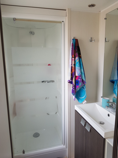 Bathroom 4, Mobile Home 3 chambre clim TV camping 4, Hérault