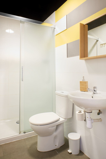 Bathroom 5, Bed & Bike Hostel Barcelona, Barcelona