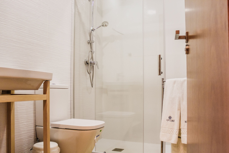 Bathroom 4, Hotel Neptuno, Peniche