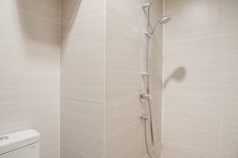 Bathroom 5, Luxurious 2BR at West Vista Apartment By Travelio, Jakarta Barat