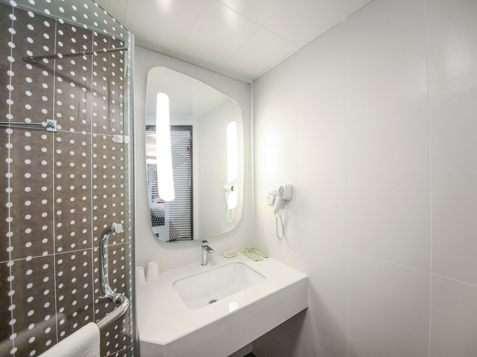 Bathroom, ibis Chengdu Meizhou Center Hotel, Chengdu