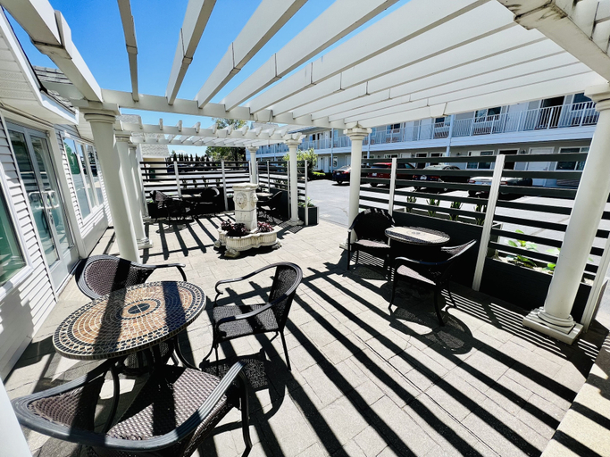 Food & Drinks, Court Plaza Inn & Suites, Cheboygan