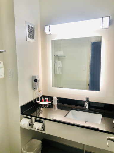 Bathroom 5, Motel 6 Sault Ste. Marie, ON, Algoma