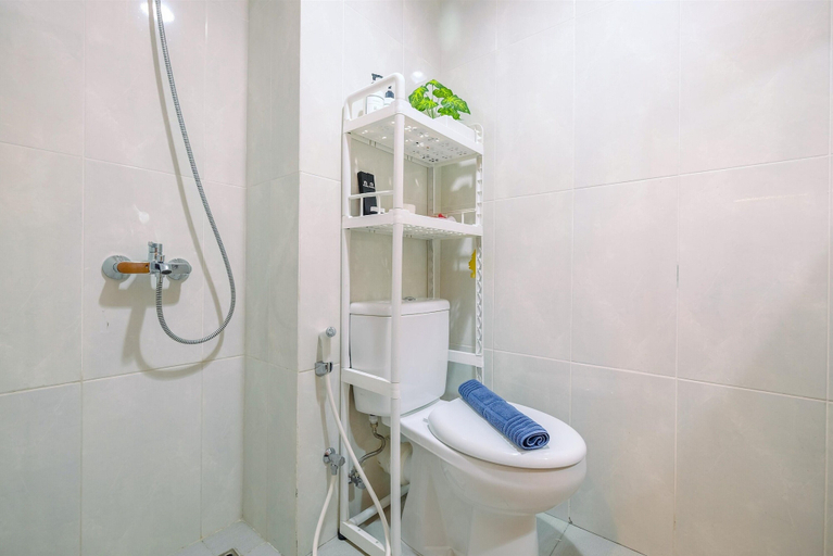 Bathroom 3, Warm And Cozy Studio Evenciio Apartment Margonda Near Ui, Depok