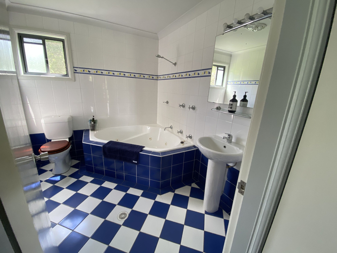 Bathroom 3, Bluegums Cabins Barrington Tops, Dungog