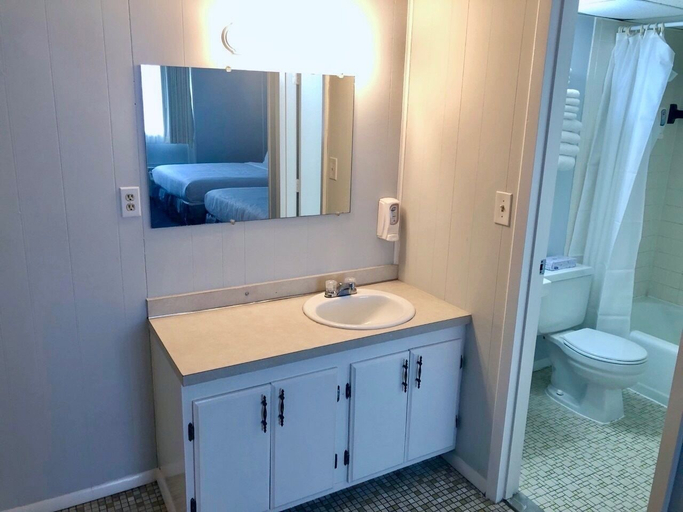 Bathroom 3, Rideau Oceanfront Motel, Worcester