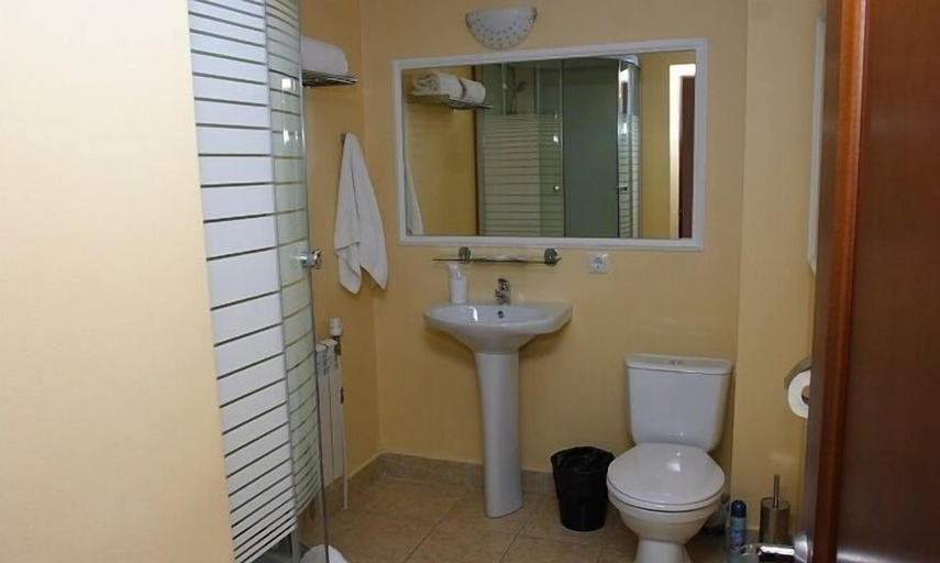 Bathroom 3, Dva Krila Inn, Yaroslavskiy rayon