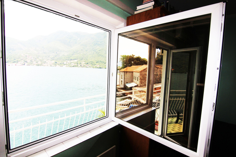 Others 5, Antonia's coast apartment