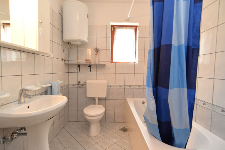 Bathroom 4, Apartment 739, Pula