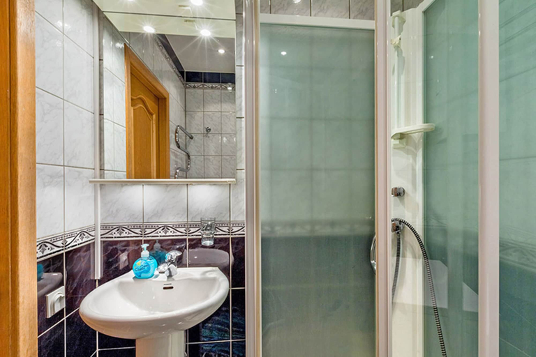 Bathroom 3, Friends apartment on Pushkinskaya, Sankt-Peterburg gorsovet