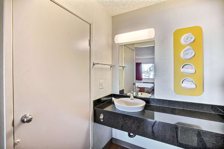 Bedroom 5, Motel 6 Oakland, CA - Embarcadero, Alameda
