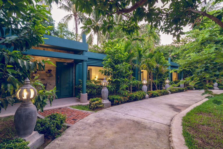 Exterior & Views