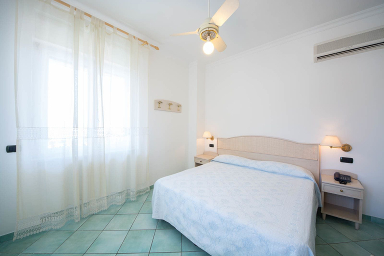 Bedroom 4, La Residenza Aparthotel, Salerno