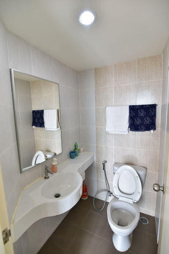 Bathroom 3, Lumpini Wongamat Suites, Pattaya