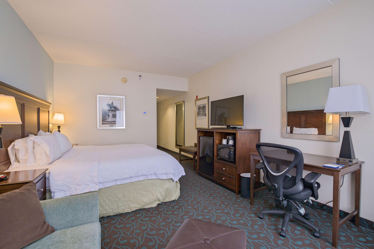Bedroom 3, Hampton Inn Portsmouth Central, Rockingham