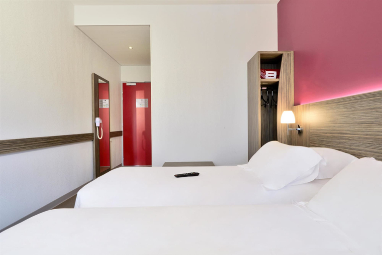 Bedroom 3, Kyriad Saint Chely d'Apcher - Aire de la Lozère, Lozère