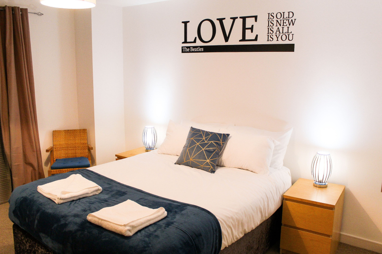 Bedroom, 75 The Gardens, London