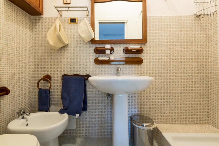 Bathroom 4, Trulli Serralta, Bari
