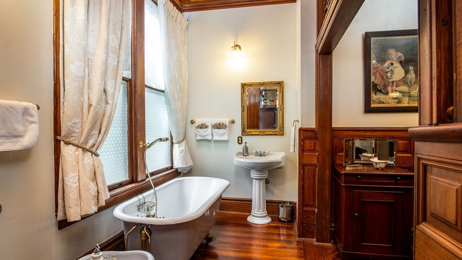 Bathroom 3, Hogan House at Rose Hill B&B, Troup