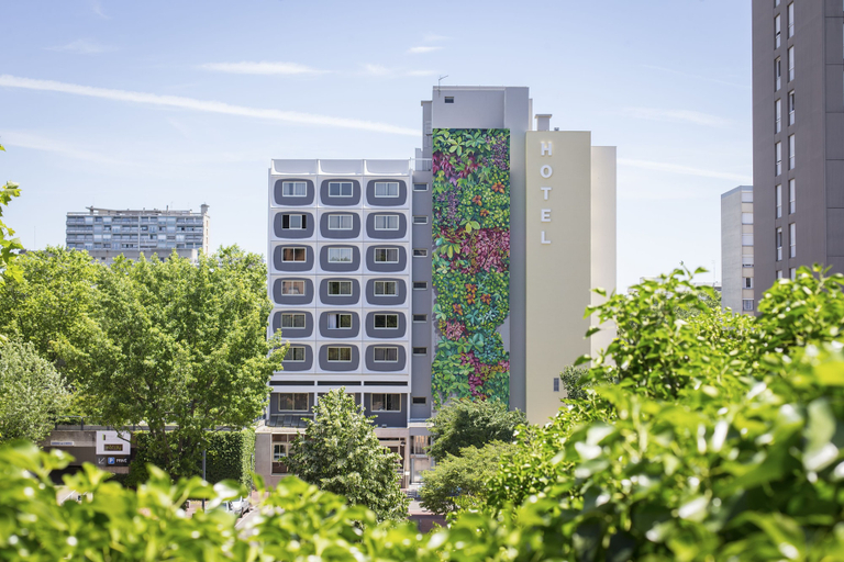 Exterior & Views