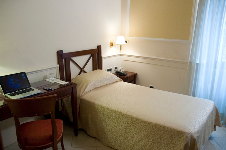 Bedroom 2, Residenza Paolo VI, Rome