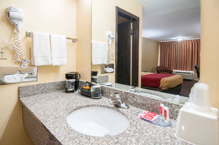 Bathroom 4, Econo Lodge Rolla I-44 Exit 184 Near Missouri University of Science and Technology, Phelps