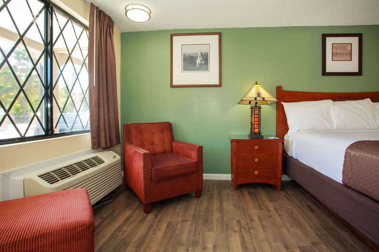 Bedroom 3, Travelodge by Wyndham Macon West, Bibb